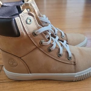 Women Timberlands. Size 7. Tan and Brown. Used-Great condition. Worn only a 3x.